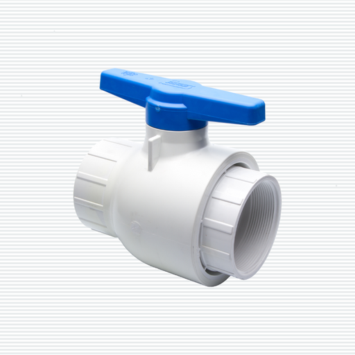 Válvula de bola roscada de PVC C40; Válvula de PVC blanca con manija azul, sobre fondo blanco.